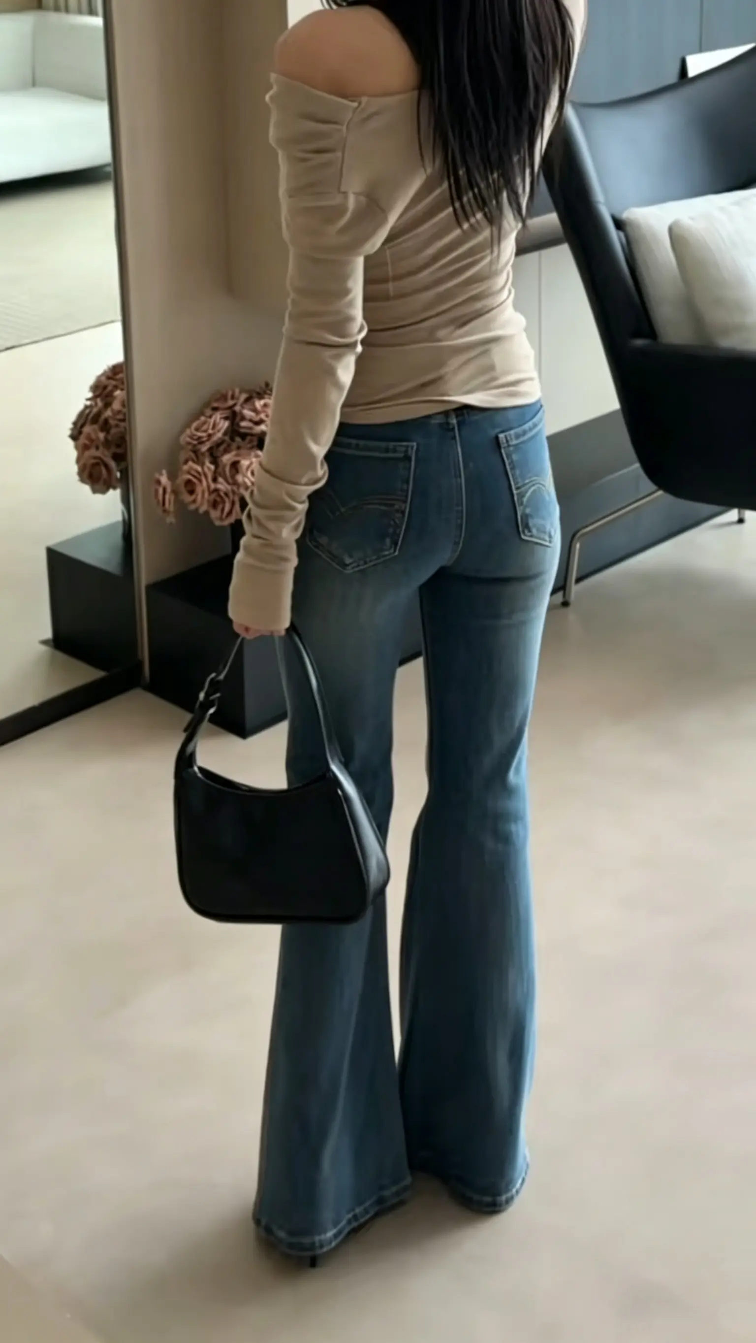 紧身牛仔裤 牛仔裤穿搭 牛仔裤 露肩上衣显瘦穿搭 弹力紧身喇叭牛仔裤