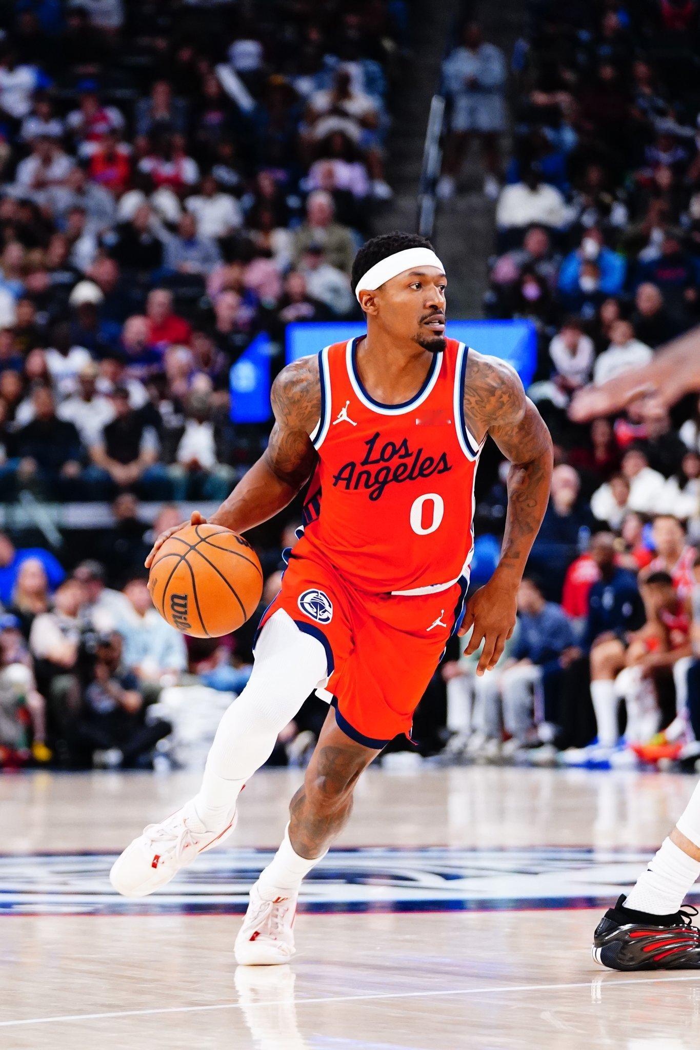 比尔在快船打了6场比赛后，因髋部骨折宣布手术赛季报销。快船球迷睡醒之后，天塌了 