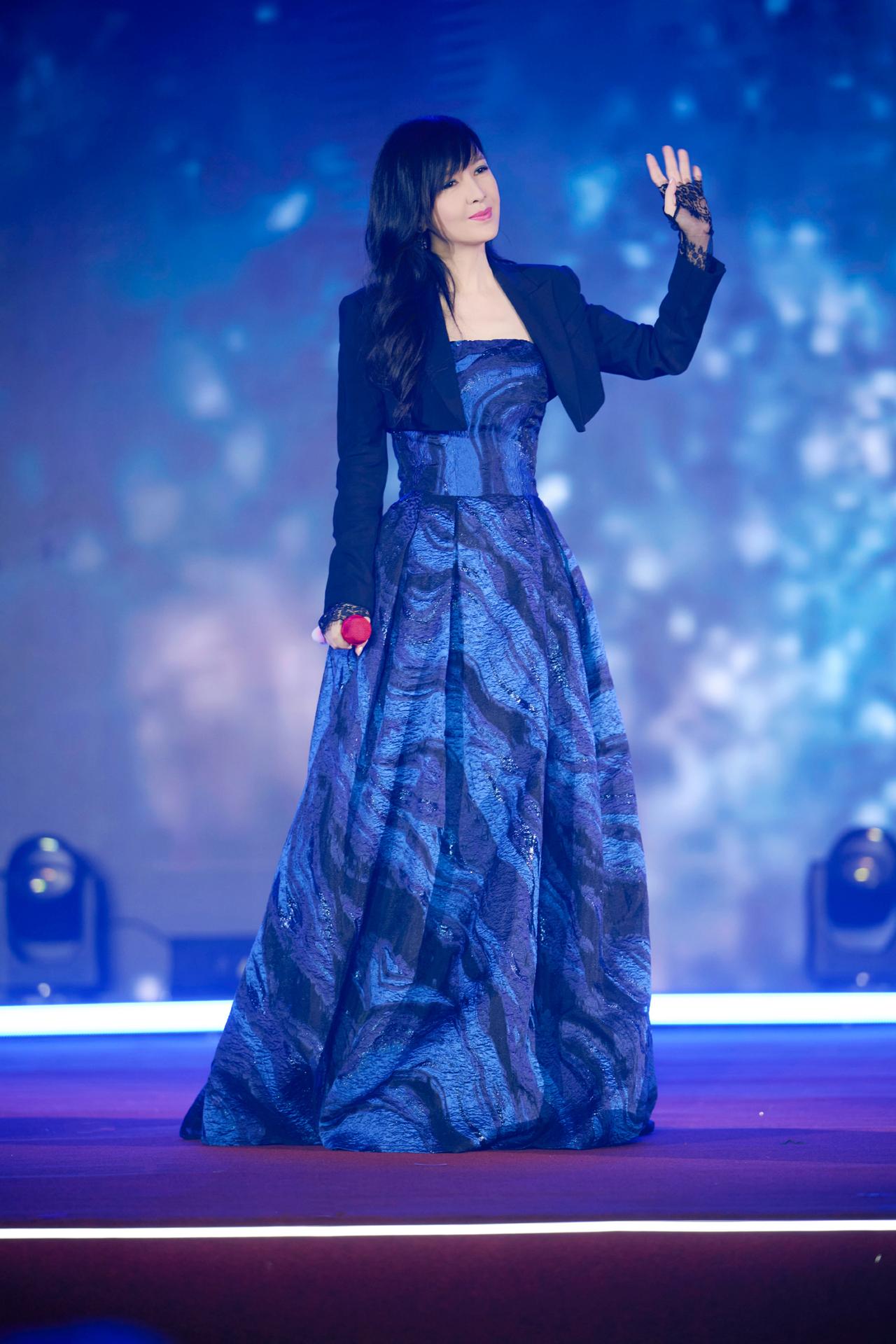 变的是岁月，不变的是周慧敏。
还是一样的发型，一样的刘海；还是一样的气质，一样的