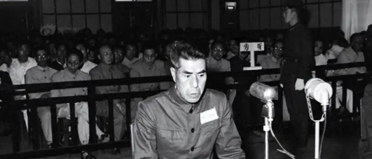 1957年，许世友将军的警卫连长去上海出差，和一男人擦肩而过，军人的警觉，让他猛