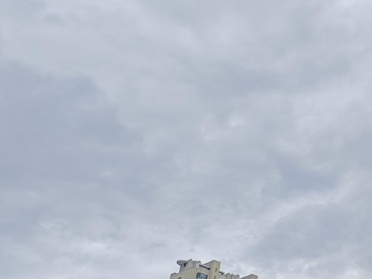 世人皆贪恋晴空万里的寻常光景，奈何命运无常，磨难总会突如其来。

生死看淡，不服