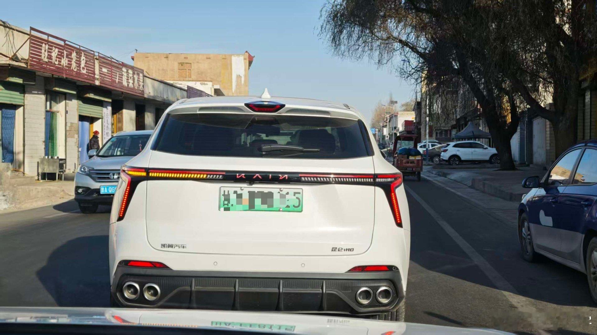 这是一台什么车？LOGO看起来像起亚，但是左下角写的凯翼汽车，凯翼汽车我记得以前