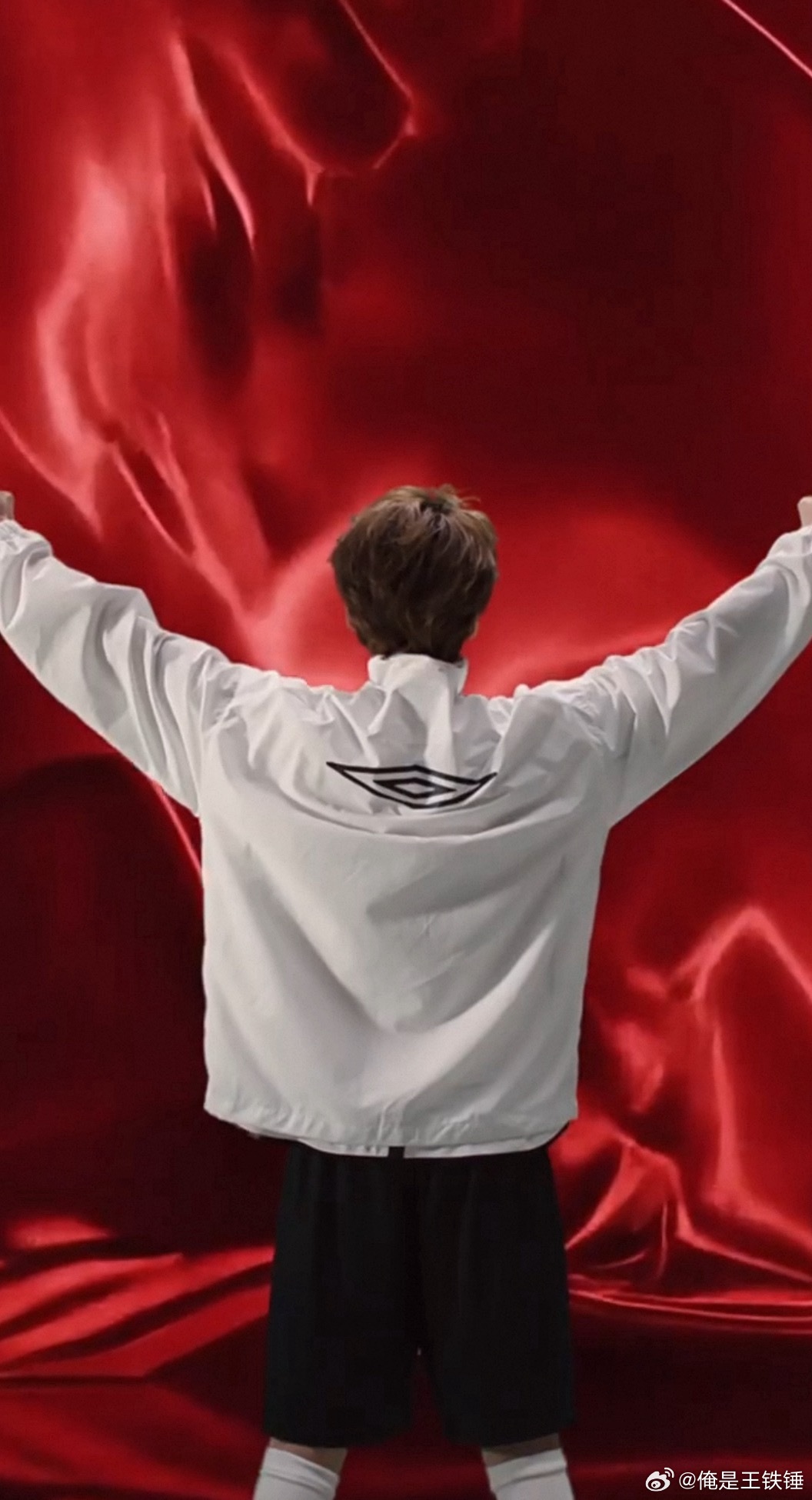 鹿晗新商务就这么一个侧影，把人迷的不要不要的是何意味啊