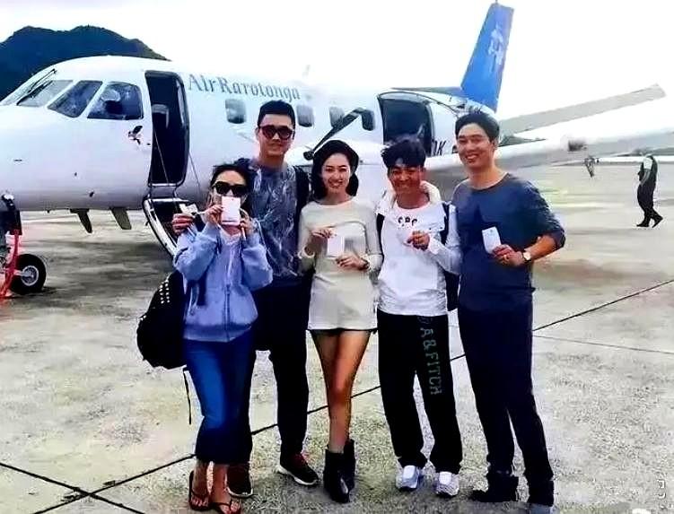 现在再看这张照片，心里还是五味杂陈。
你看马蓉的身体，根本藏不住事儿，整个都倒向