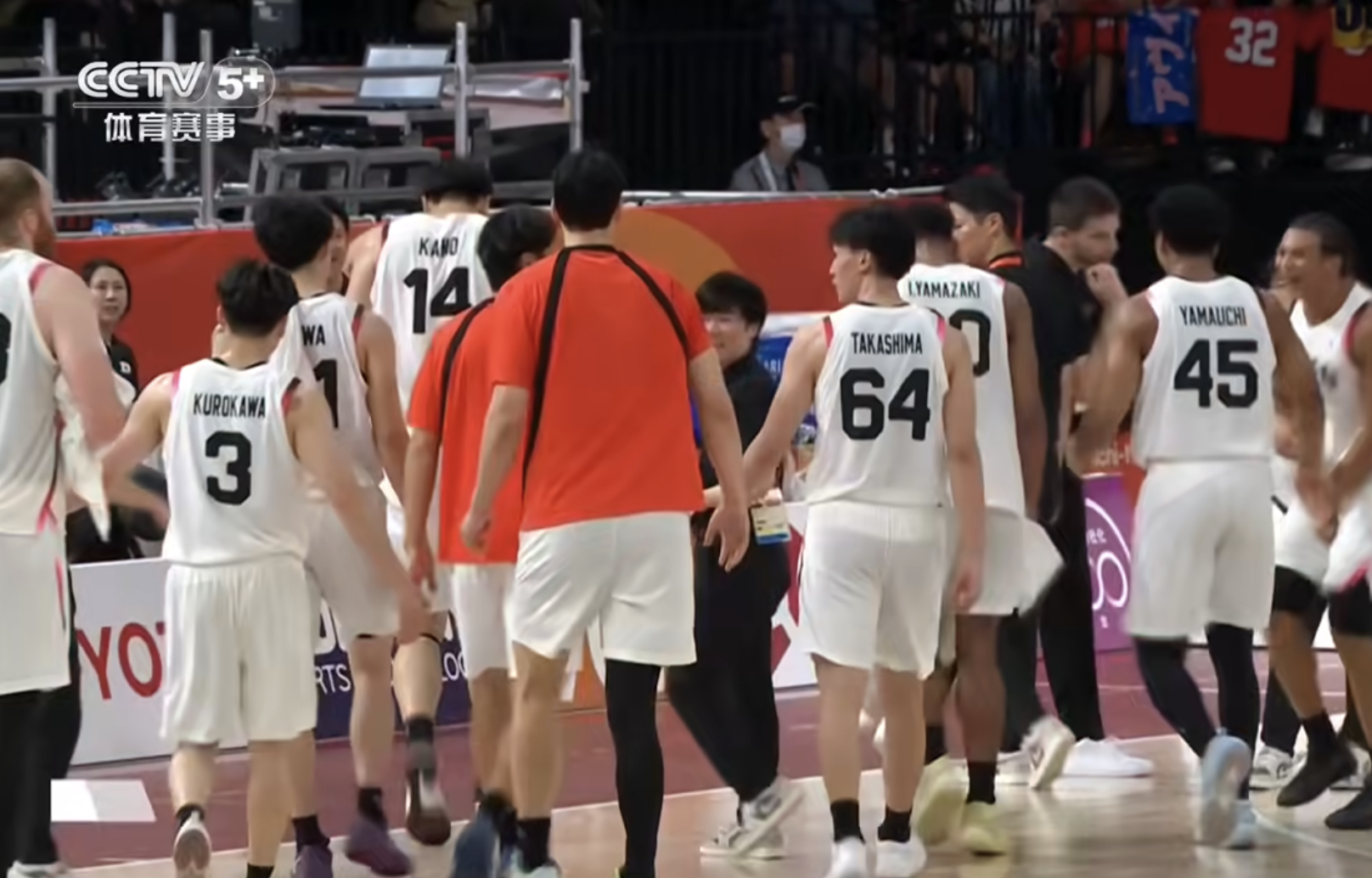 中国男篮三节落后31分  男篮亚运会半决赛，中国前三节结束52-83落后31分。