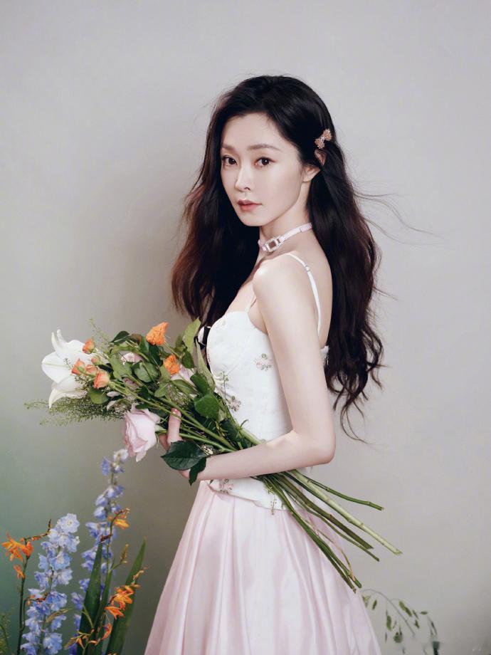 宋轶春日精灵 宋轶仙女系穿搭模板宋轶春日写真太可！碎花吊带上衣配粉纱裙，满身春日