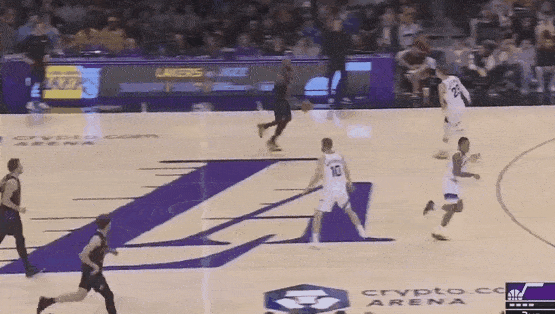 老詹三分小里3+1！全都回来咯！
在今天湖人对阵爵士的第二节比赛中，老詹反击中自