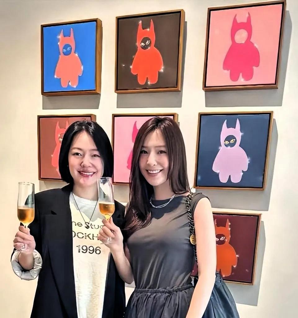 最近网上热议小S家的事，有艺人爆料说她让朋友们买她二女儿的画，不买还要被嘲笑。这