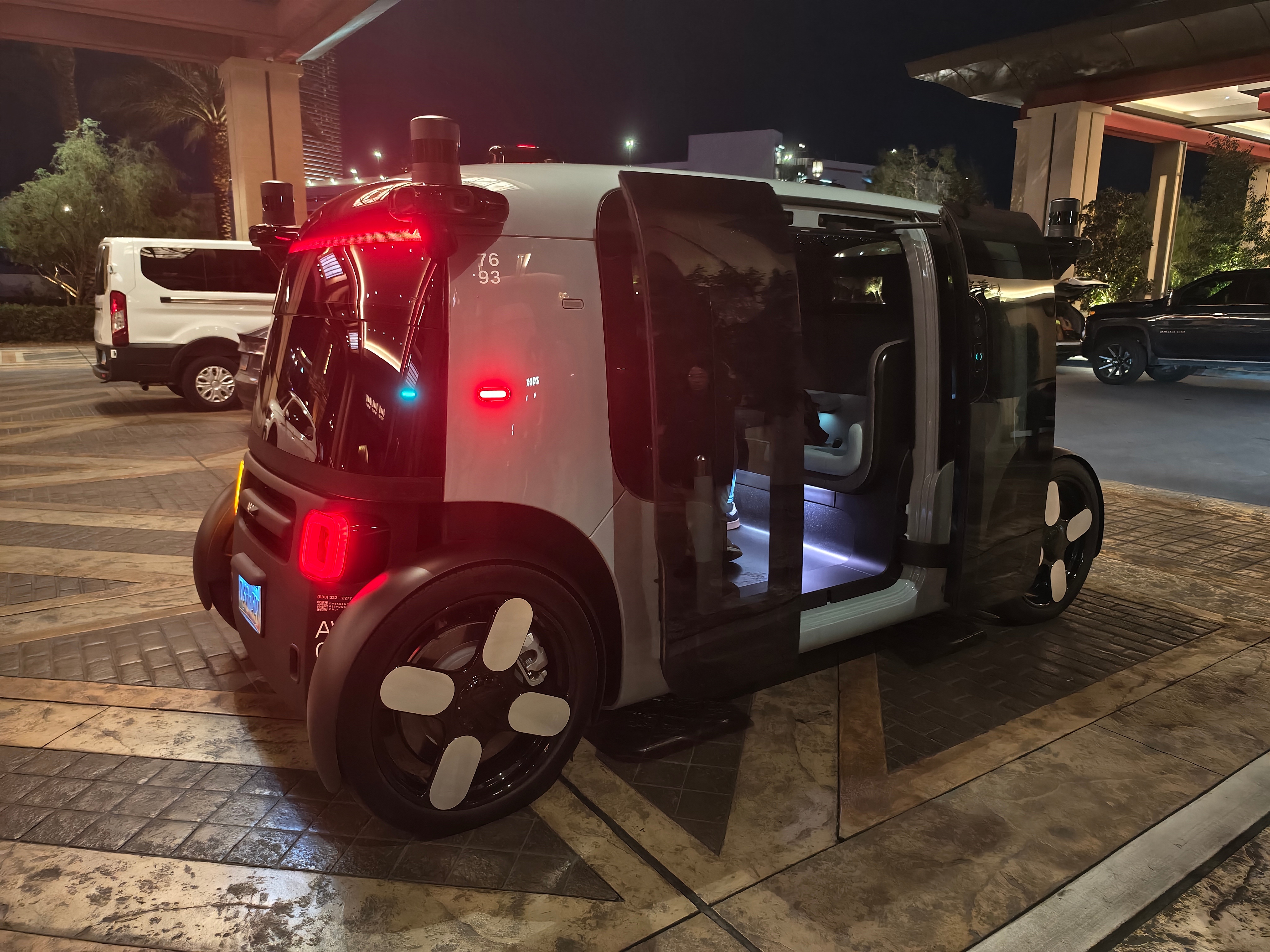 这两天 ZOOX 的 Robotaxi 存在感实在太强了，今天等拍摄和展馆活动结