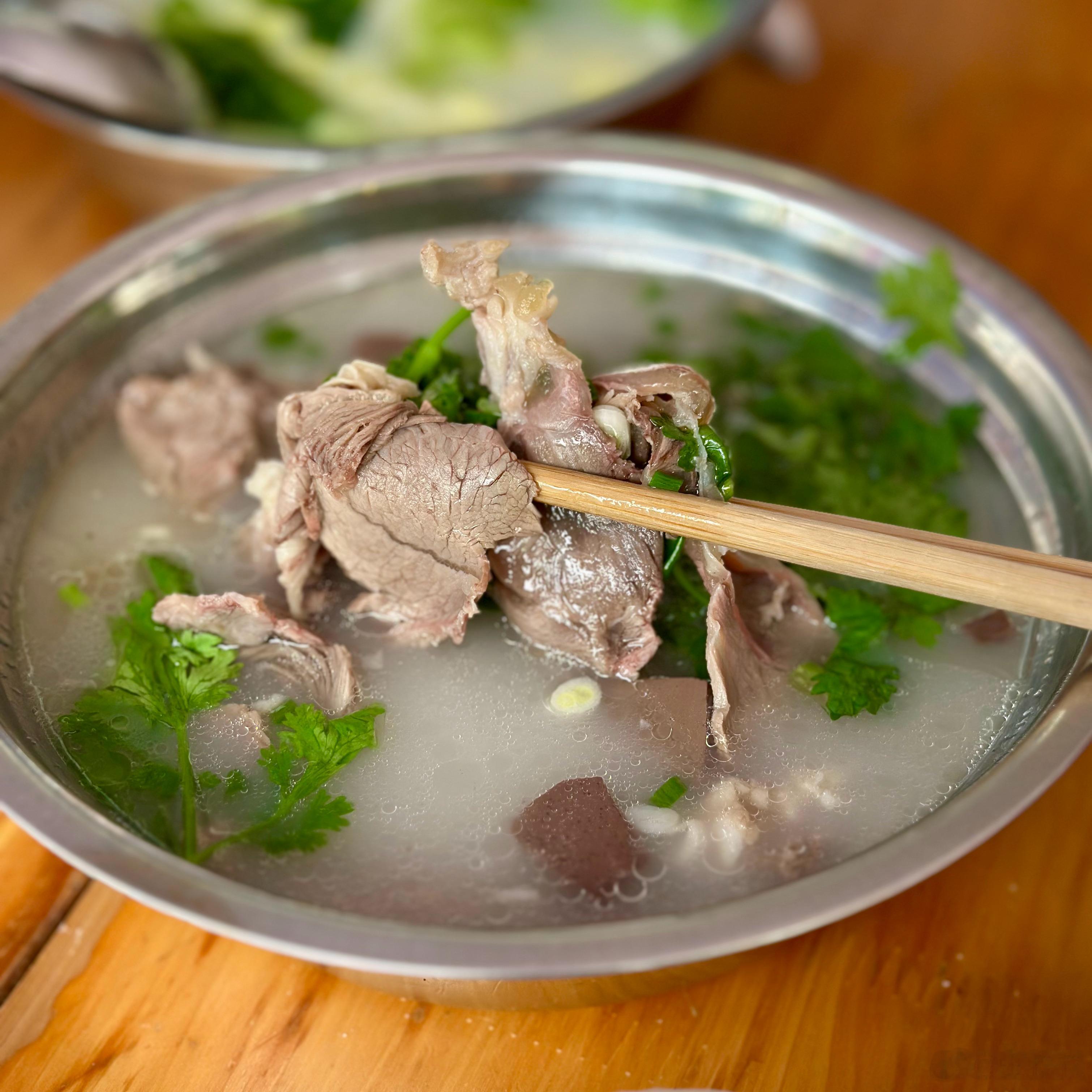 羊肉加上萝卜白菜，总体来说还是很干净。 成都·隆昌四季
