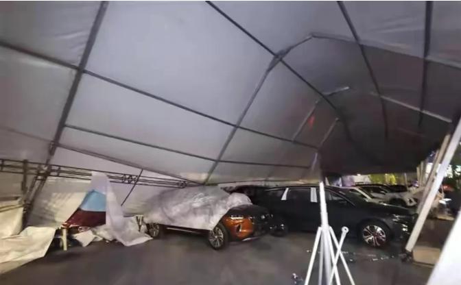什么，180斤的壮汉死死抱住电线杆，狂风刮得双眼都睁不开，身体被狂风来回撕扯摇晃