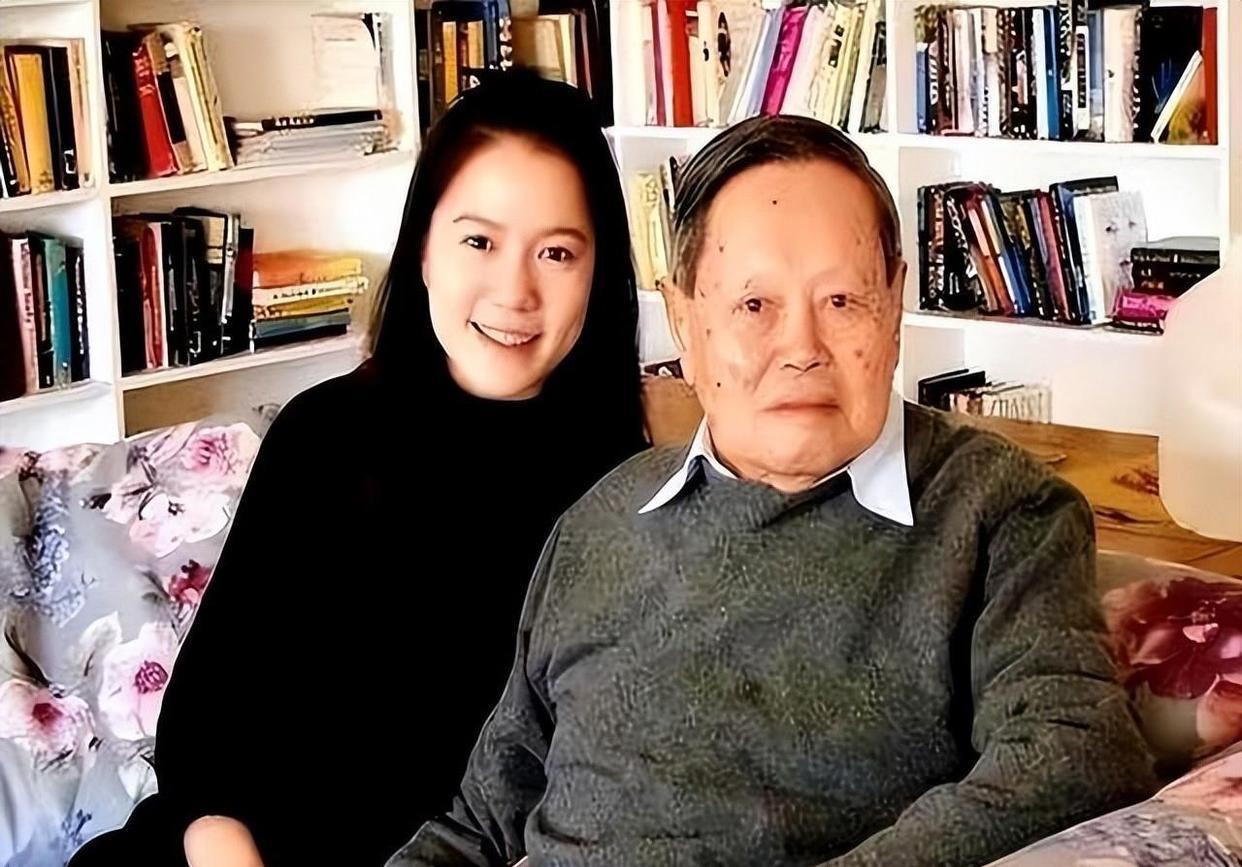 他葬礼第二天，清华就宣布了一个决定，快得让人有点恍惚
 
但回头想想，这根本不是
