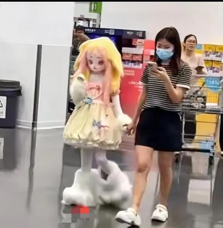 山姆超市妈妈心真大，领着二次元小女孩看着手机，若无其事，让人不能接受。
这样离谱
