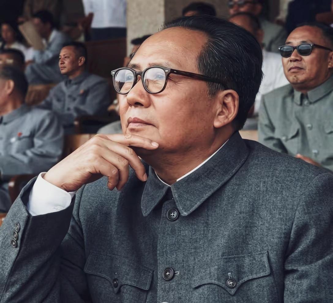 那天，毛主席戴上一副眼镜，后边的朱总司令也戴一副墨镜。他们在看什么？是看中国国产