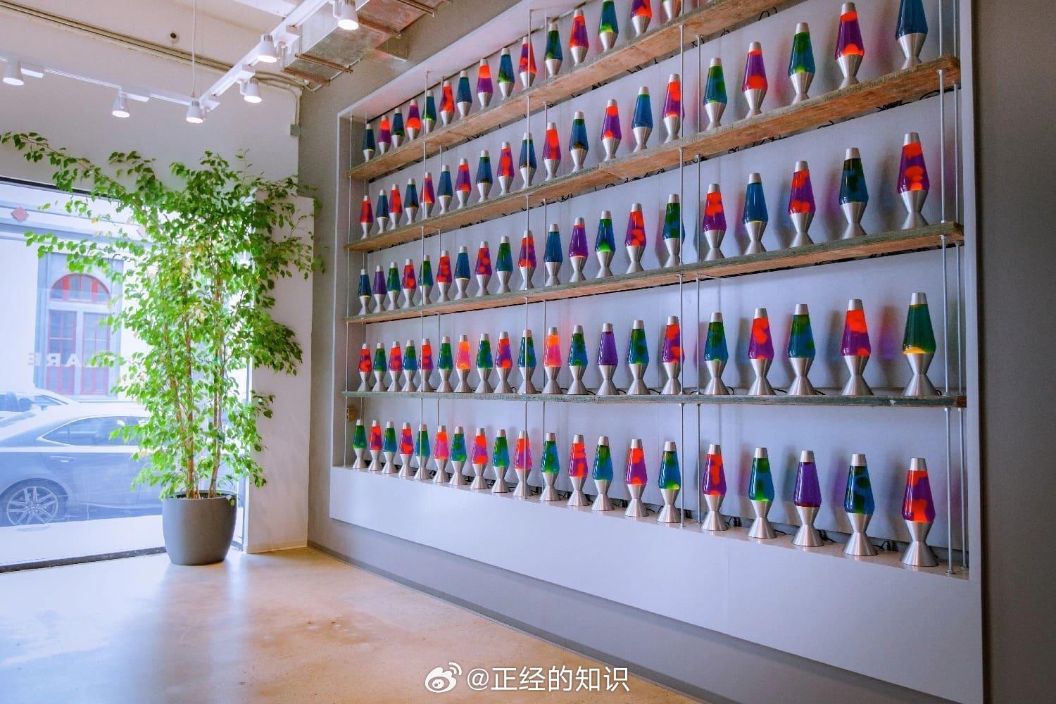 Cloudflare（一家全球云服务提供商）使用熔岩灯来实现数据加密的随机性。 