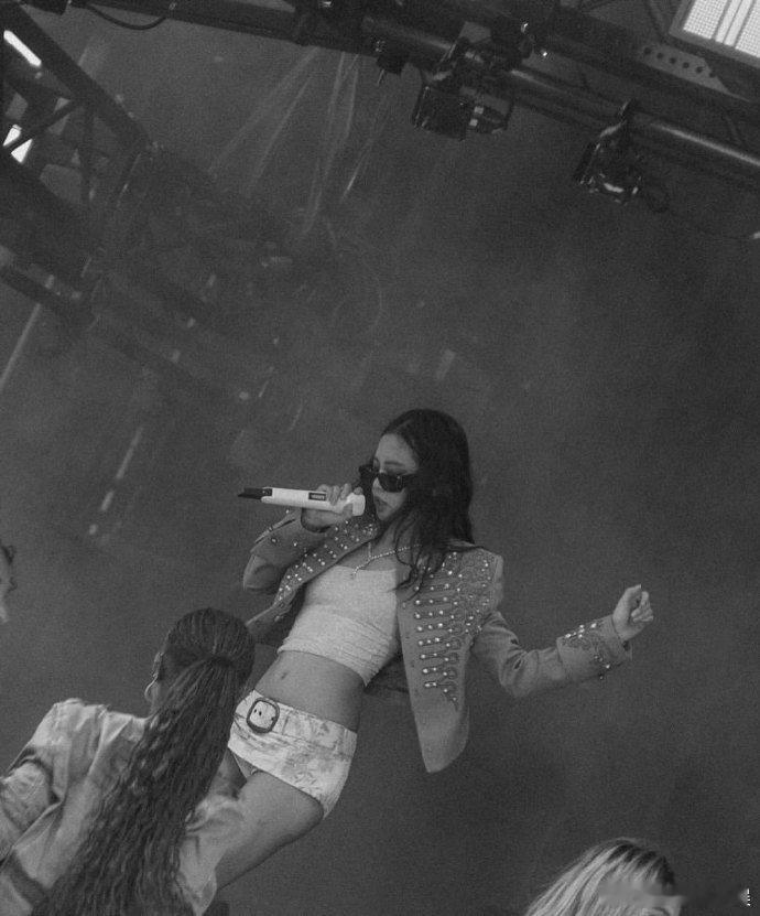 Jennie音乐节舞台照 Jennie发长文告别音乐节，也是真情实感上了！ Je
