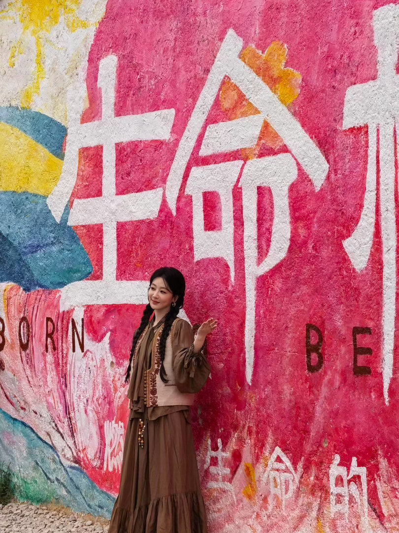 杨紫在青海和冬智巴重聚杨紫和冬智巴重逢了 杨紫和冬智巴重逢的那个画面，比《生命树