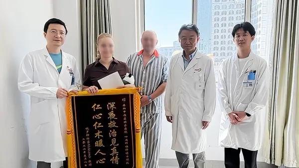 5月6日，俄罗斯游客亚历山大在上海游玩途中，突发ST段抬高型急性心肌梗死，同时并