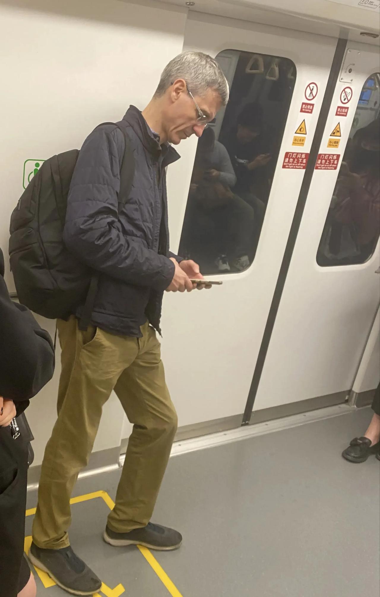 网友地铁偶遇酷似“库克”的大叔
大叔：让我看看小苹果是不是信号那么差
