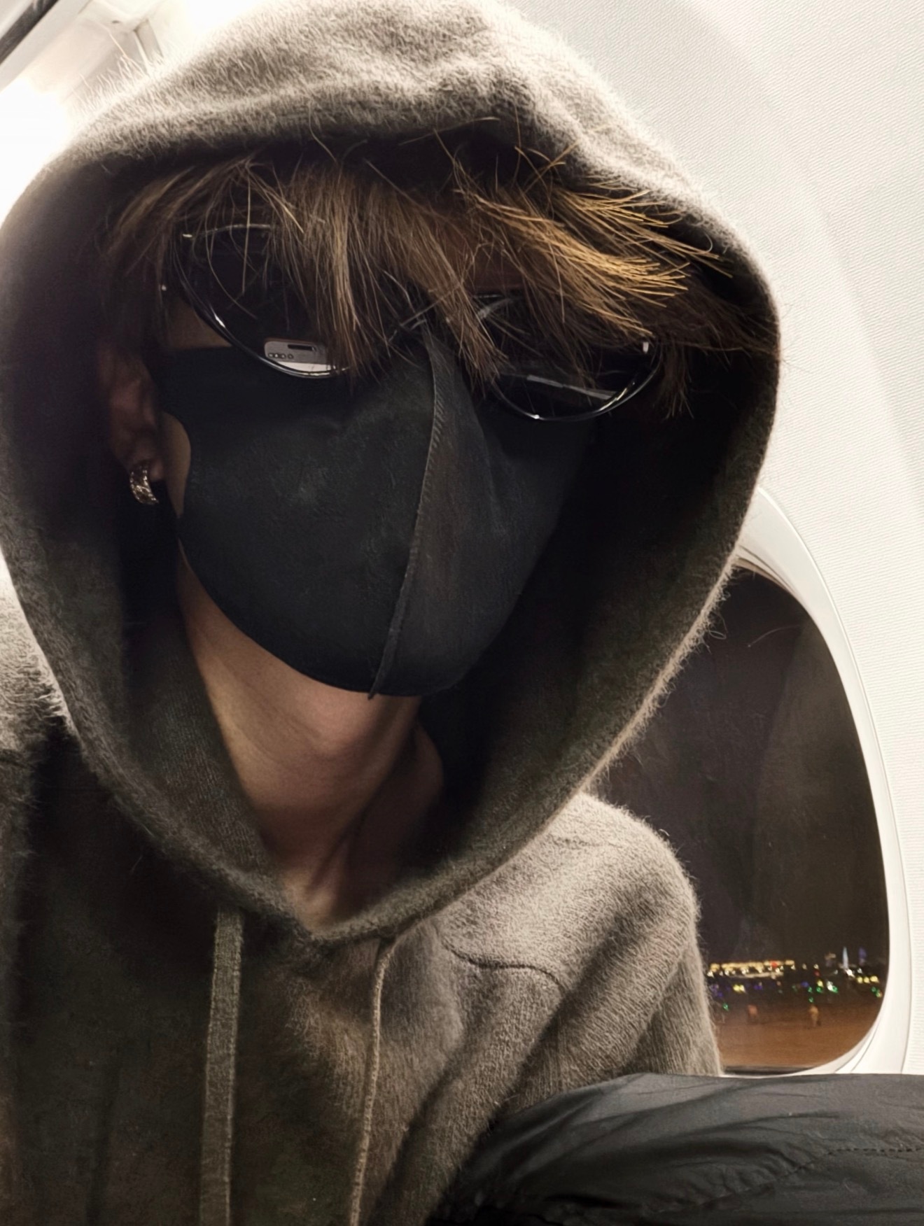 谁还没被檀健次的反差感戳中！舞台上是气场全开的Daddy，唱跳时眼神锐利带感，每