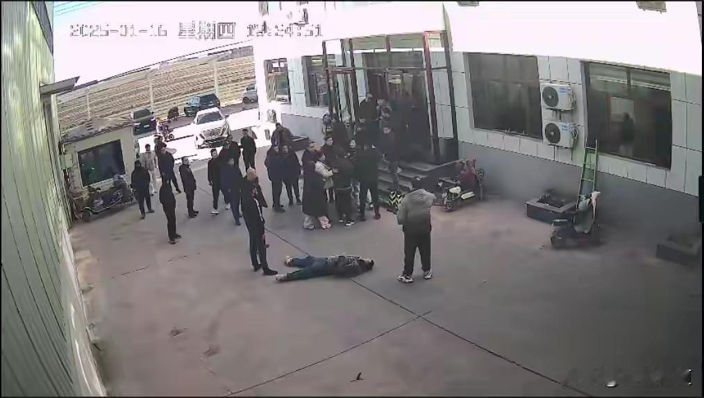 河北文安，一段监控视频记录下了令人震惊的一幕：一名红衣女子带领数十人闯入一家电力