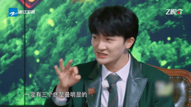 #周深的痣一颗也不能少# 在#奔跑吧# 投票环节，被发现脸上的痣与钥匙扣人物形象