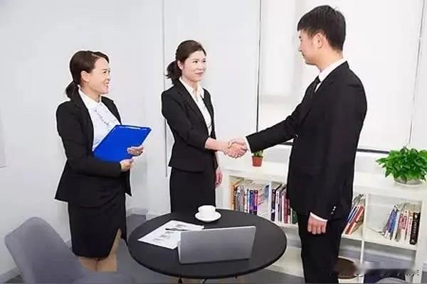 我觉得在职场里会做事比会处关系重要。
刚入职场，咱没资历没人脉，只能靠专业能力立