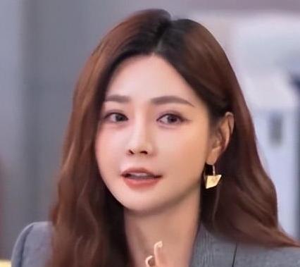 12月4日，沈梦辰在综艺《老板是新人》中回应了大三创业半年倒闭一事。
她称自己在