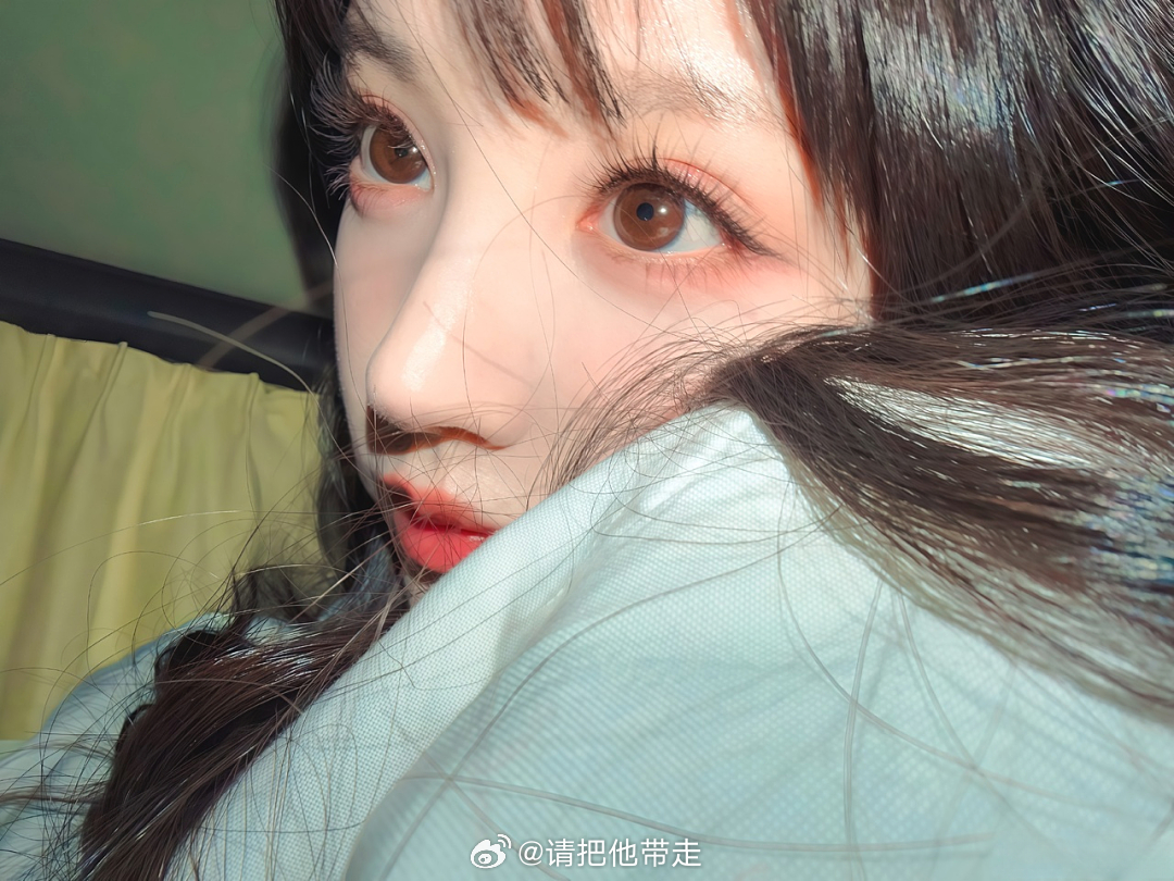 田曦薇｜怼脸无滤镜，冷白通透，精致得像行走的瓷娃娃！ 