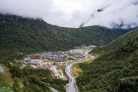 藏南现在最棘手的问题
不是印度在边境修了几条路、移了多少民，而是它硬生生把一场领