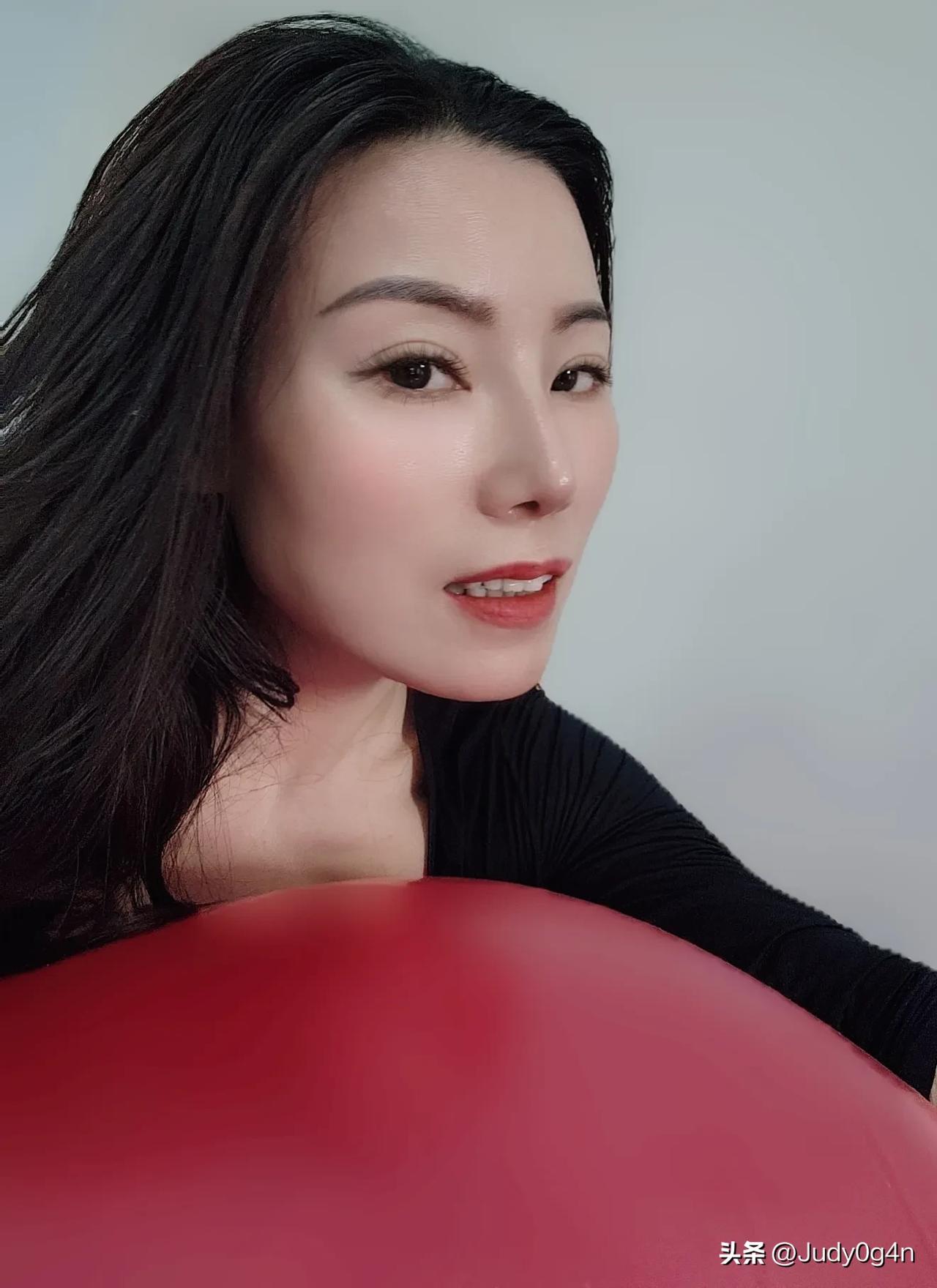 不知不觉一个没有瑜伽呢，喜欢瑜伽后全身放松的感觉，元气满满！