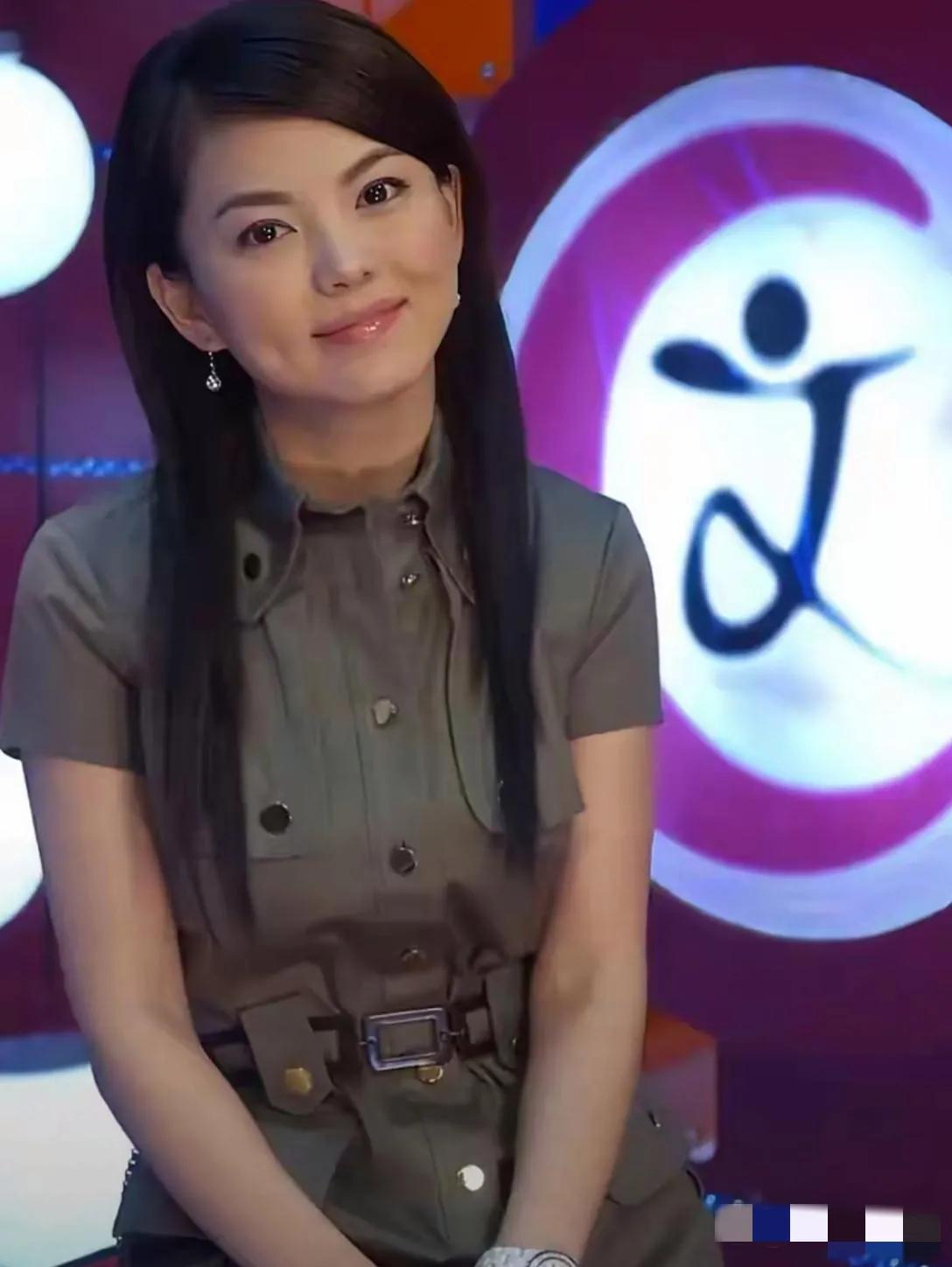 哇塞，年轻时的李湘真是眉月蛾翠，腮晕红润，美目顾盼，古典婉约，清丽出尘哈！而现在