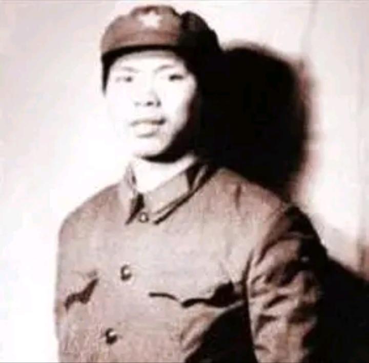 难怪冯小刚拍抓特务
原来人家年轻当过兵
深藏不露的老兵
藏得也太深了