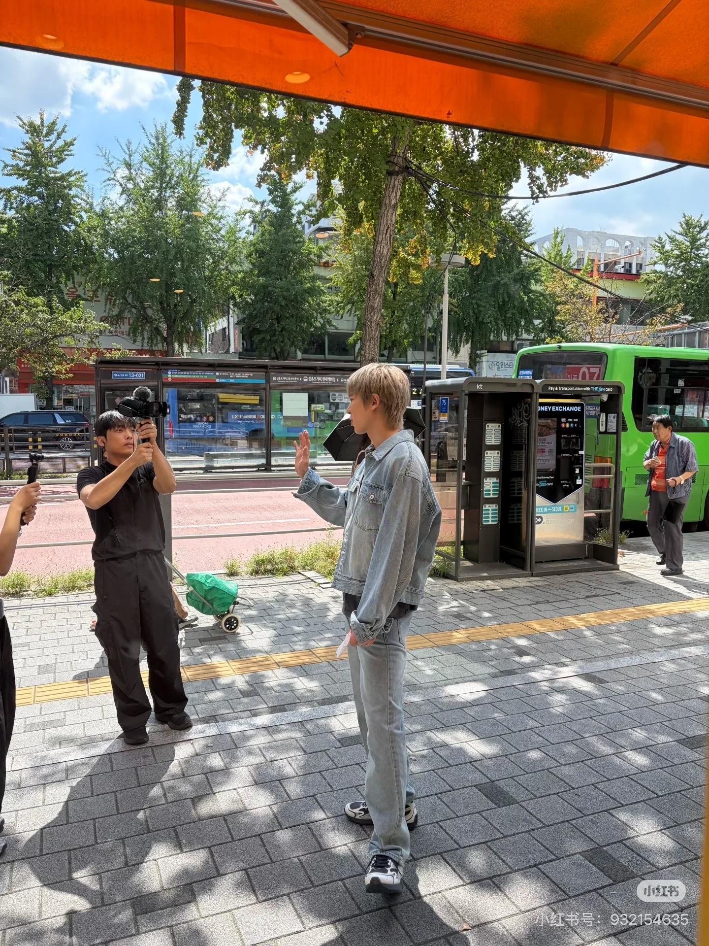 有网友今日在首尔咖啡店偶遇了灿烈～这也太帅了 所有欧巴紧身牛仔裤穿起来！朴灿烈[