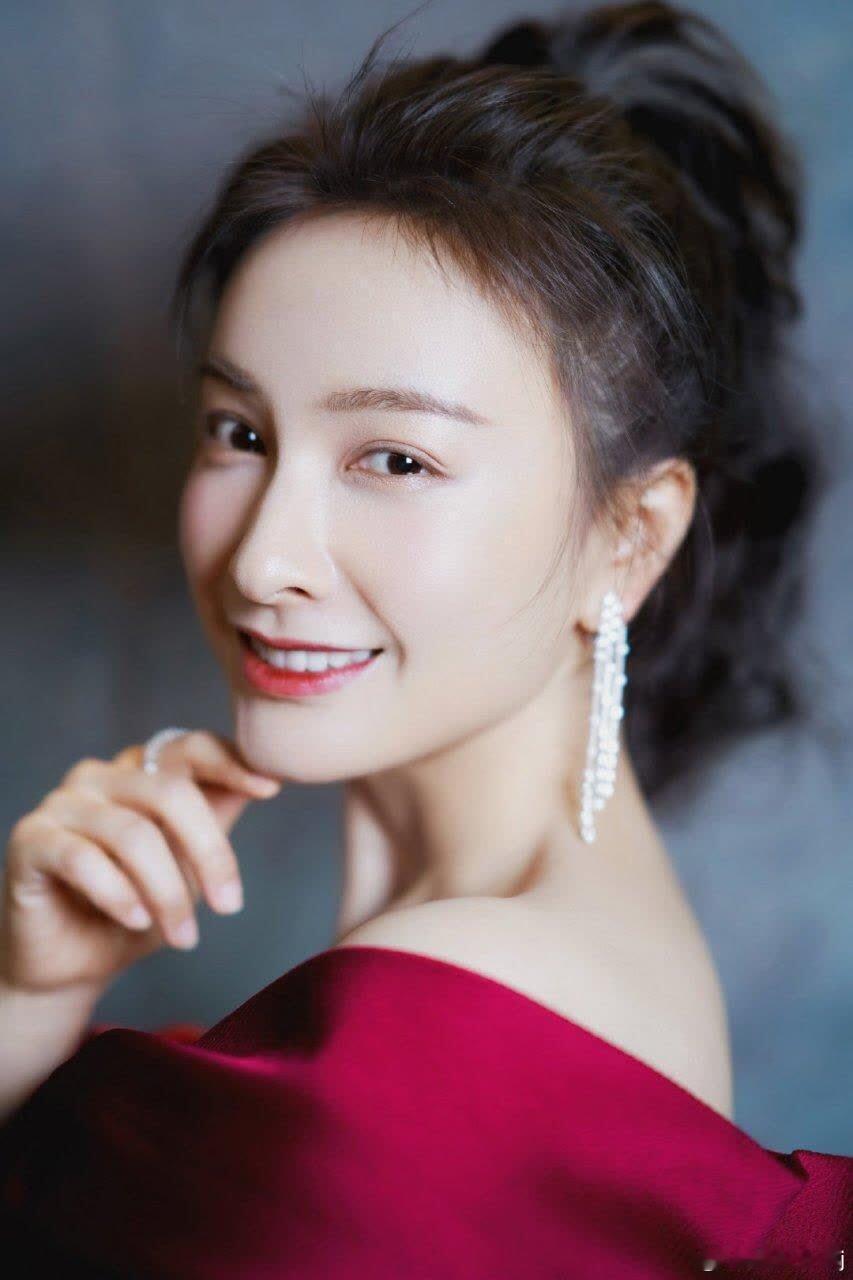 吴昕 鸥把你穿到了身上 在《名侦探的假期》里，吴昕与杨蓉的共脑瞬间令人捧腹大笑。