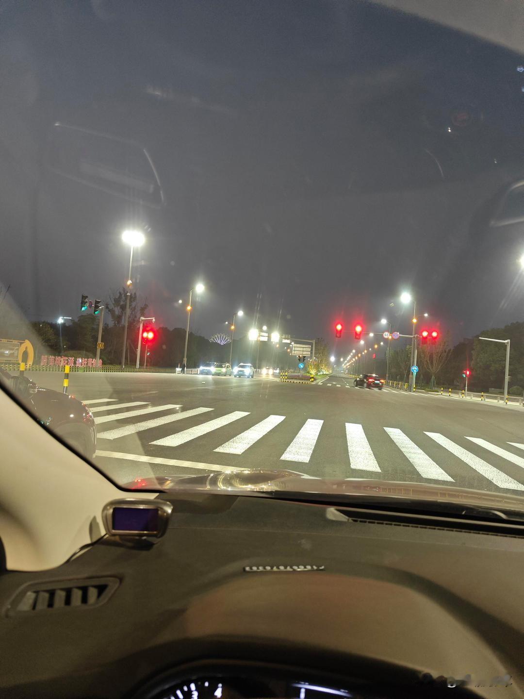 买车对于普通人来说只要能代代步遮风挡雨就行了。

你吃点，喝点花，买几件衣服花不