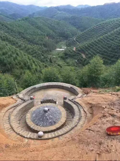 凡是星辰结穴的地方，面前有颇平整的一块地，结合周边山势，整体如一个人的手掌掌心冲