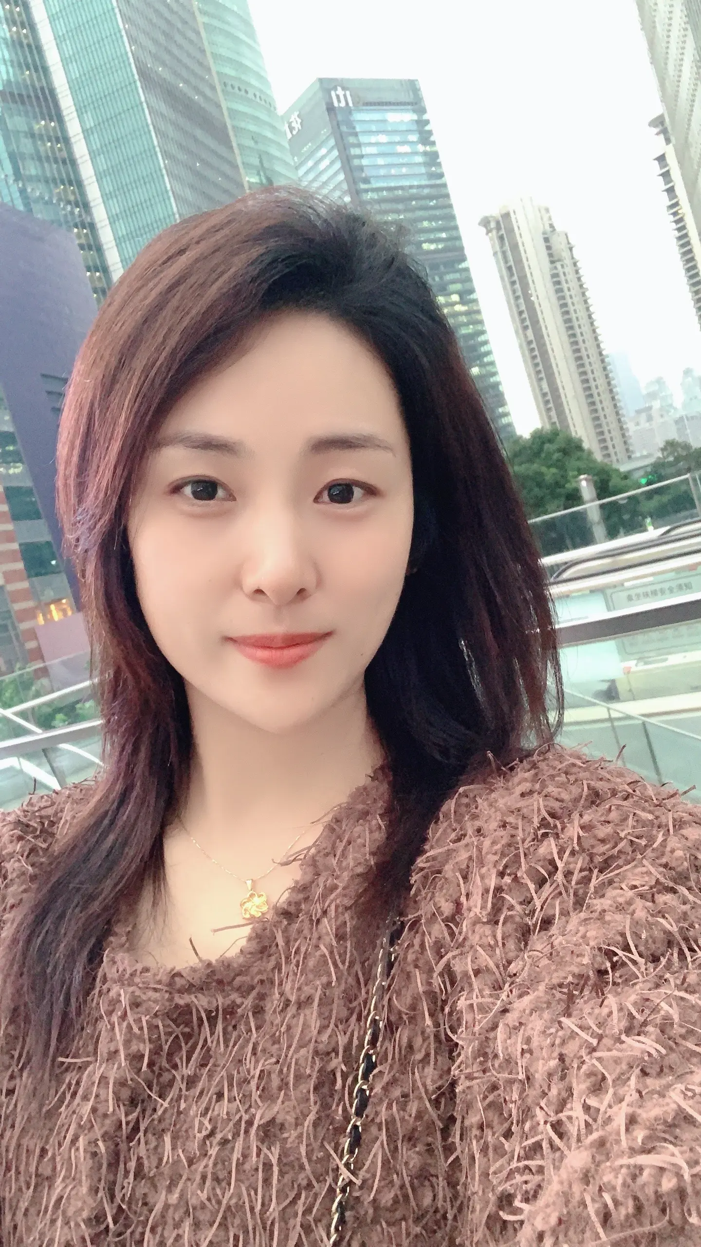 在这个智商过剩 ，利益至上 ，权衡利弊的年代 ，真诚和善良显得格外廉价。
