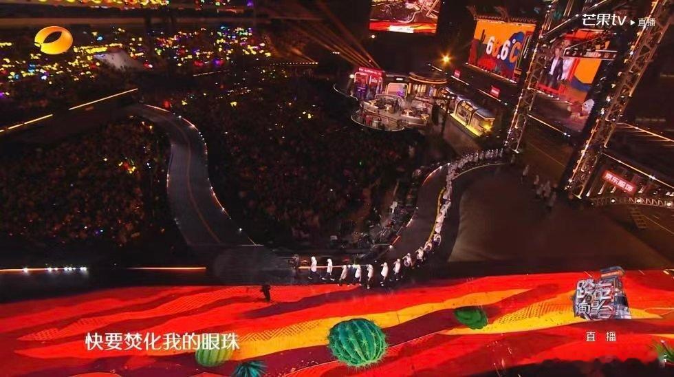 陶喆 身后一群学人精跨年晚会这波操作太秀！100个分喆围着DT唱《找自己》，满场