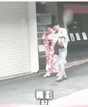 这一男一女走在大街上，是非常吸引眼球的，吸引眼球的不是他们的颜值，也不是他们的气