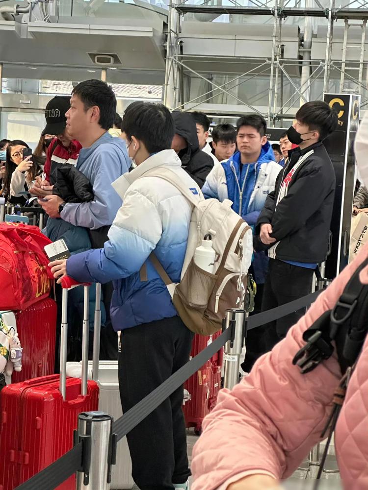 昨天下午结束总决赛，今天早上6点就出国乒机场照！

孙颖莎王楚钦，都是双手插兜，