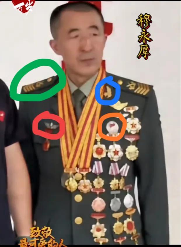 没弄懂！同为一级军士长军衔的两个“兵王”，从着装上看，穿的都是春秋常服，内扎领带