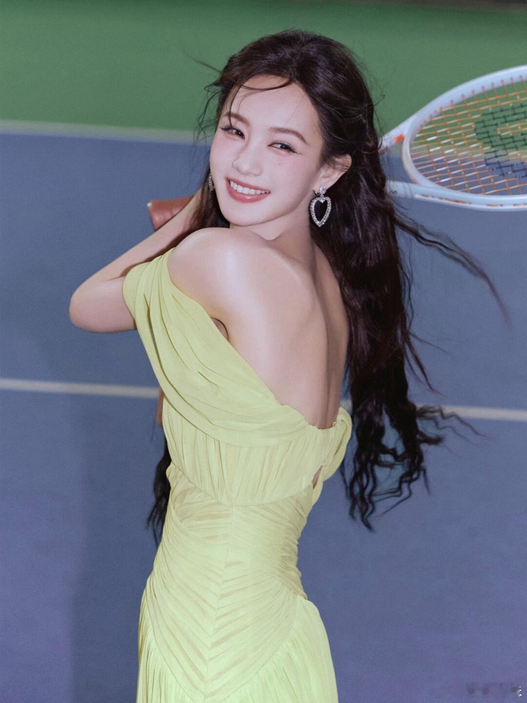 李一桐[超话]   李一桐运动风，甜甜公主穿裙子打网球她身穿一件淡绿抹胸长裙，香