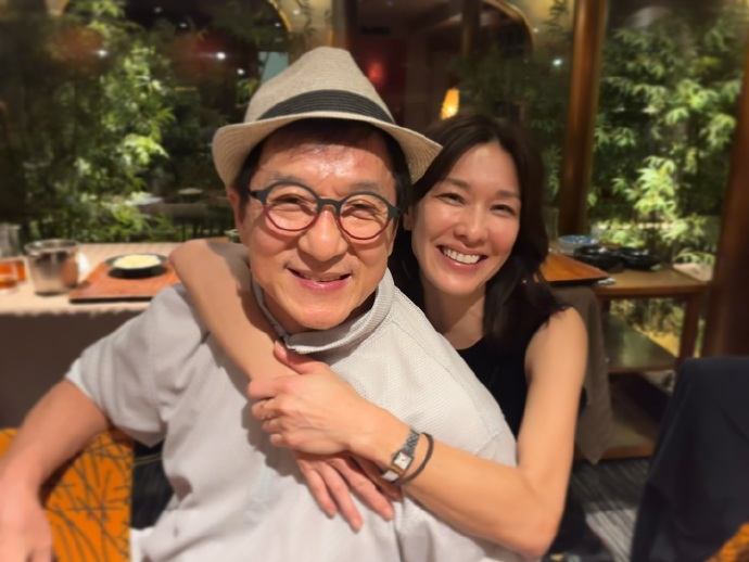 成龙山本未来重聚晒照 山本未来晒出与成龙合照，《我是谁》组重聚！ ​​​