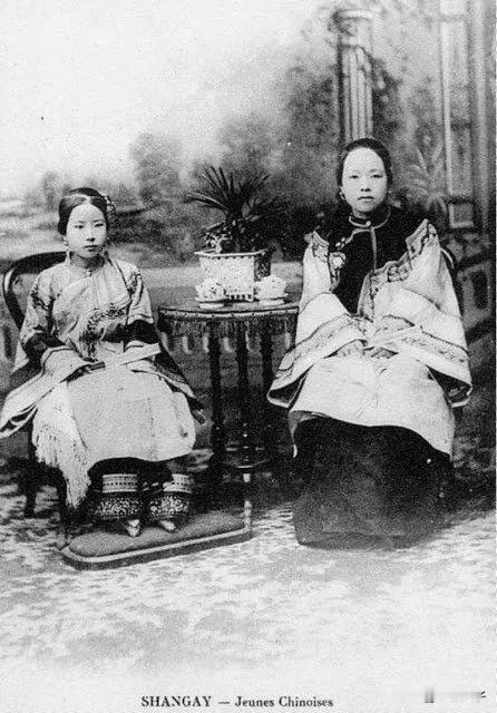 太可怕了，她们的美，我看了不寒而栗！

这一张张旧时小脚女性的老照片，如今看起来
