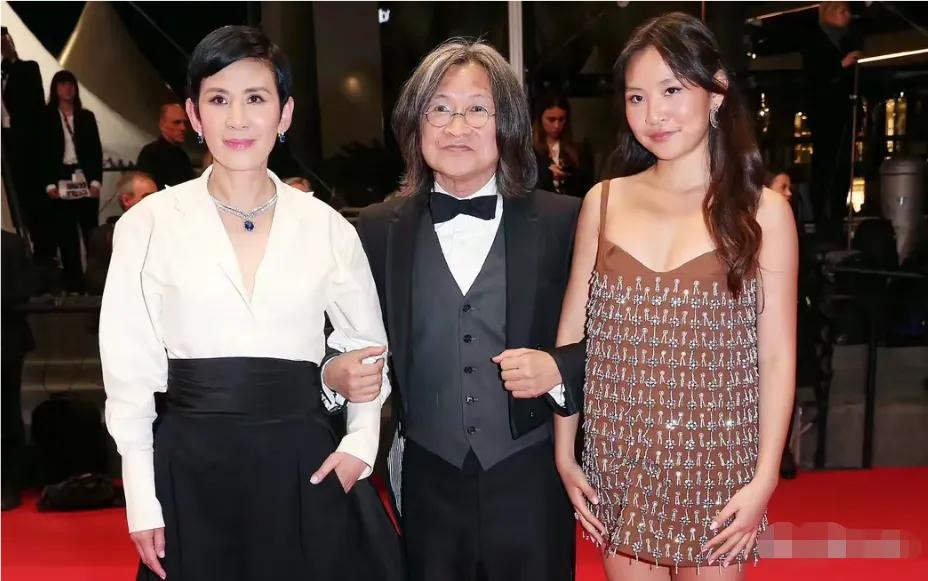 吴君如陈可辛一家三口出席戛纳电影节，58岁的吴君如状态非常好，无论是身材还是颜值