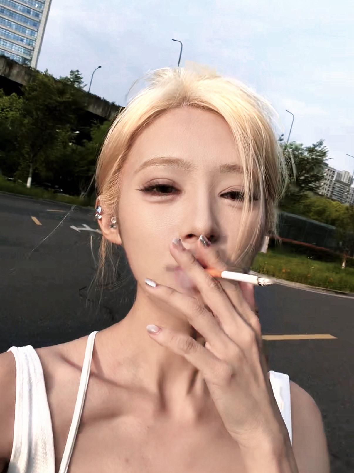 这些年就好像醉酒走钢索 不怕摔死 就怕酒醒