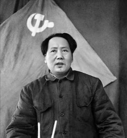 苏联军队曾经翻印了毛主席在军事方面的一些著作，赫鲁晓夫对毛主席的军事能力十分不屑
