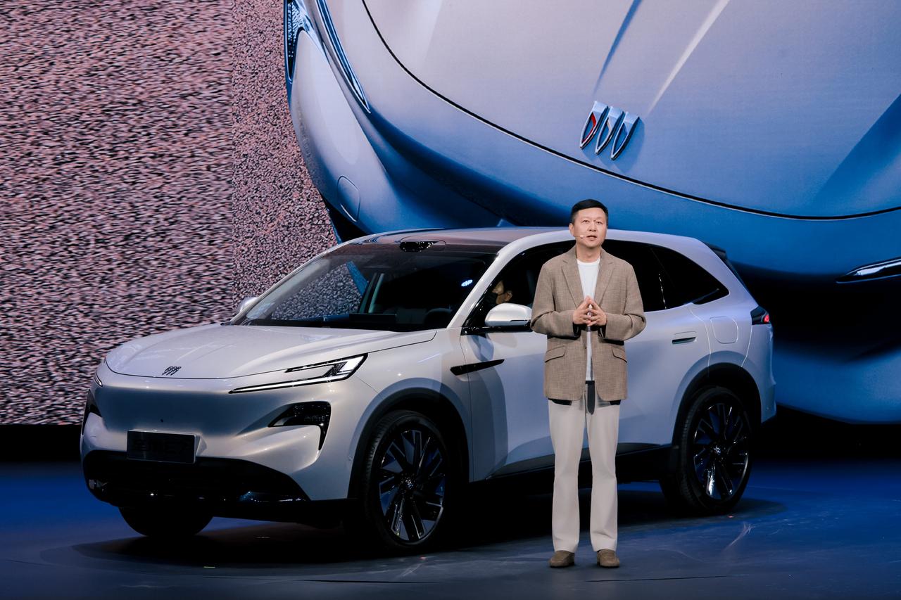 别克至境E7车里能躺平？孩子上学转场路上舒服了
孩子放学后赶去兴趣班，路上吃饭、