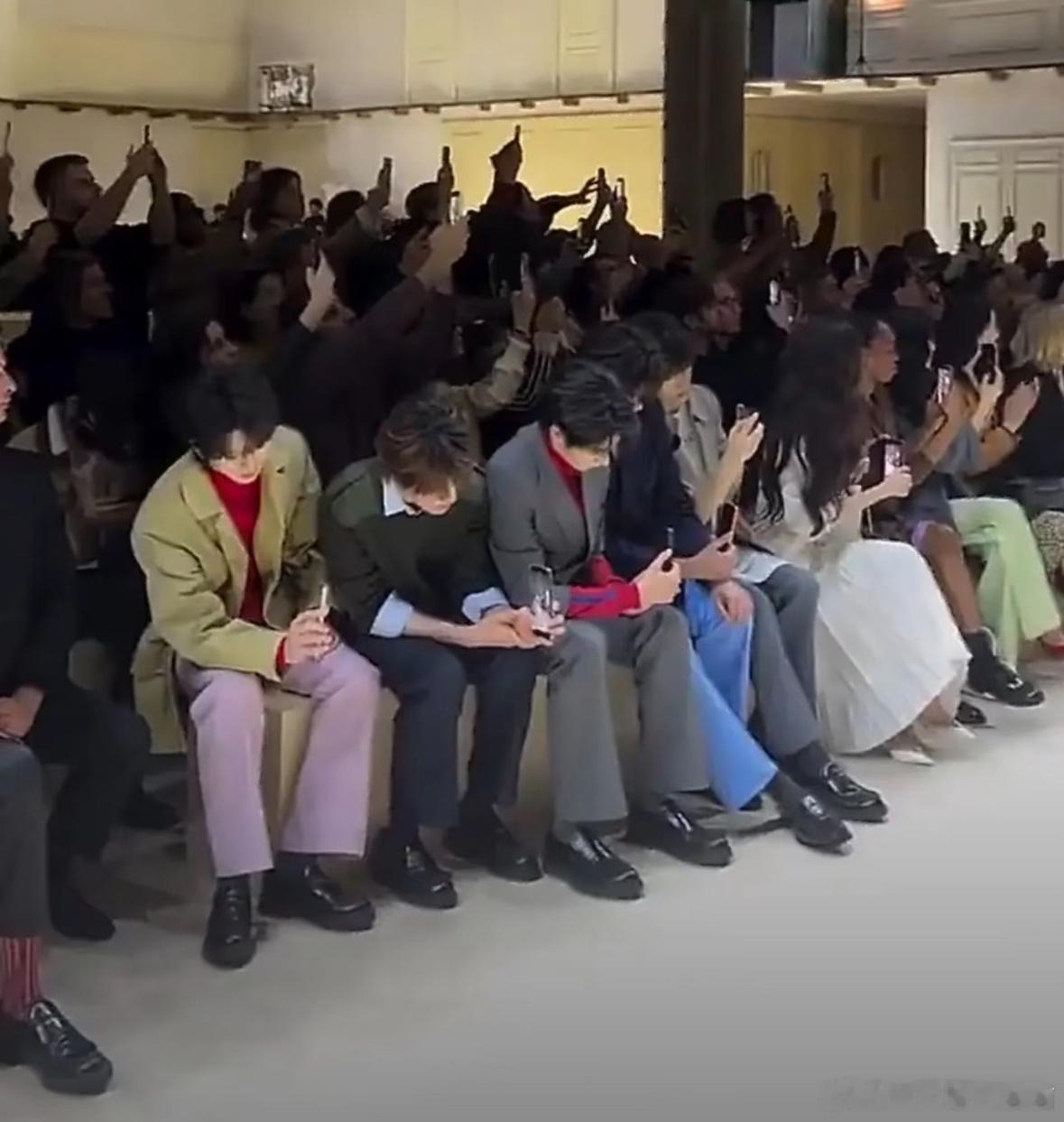 TOP就这么接地气每个人都拿出手机来开始拍拍拍，不拿出娃来打卡就已经很好了嘉人单